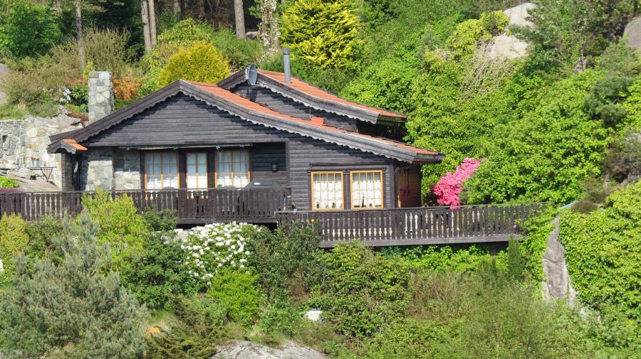 Nils Hytte bei Sirevåg-Hellvik, am Ufer des Sundes nördl. Eigeroya u. Egersund