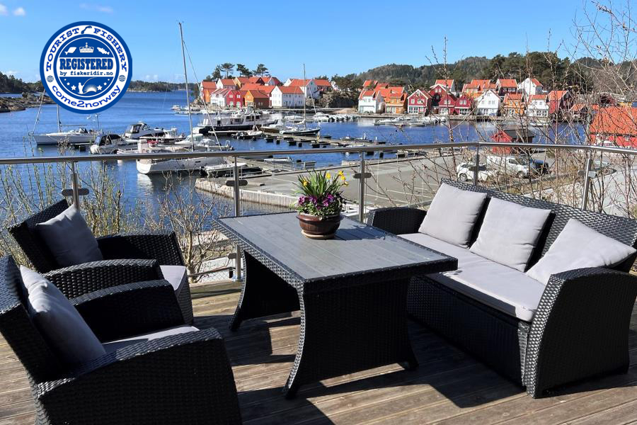 Naversund, die große Terrasse mit Fjordblick