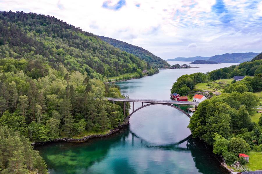 Brücke über den Grönsfjord Lenefjord ganz in der Nähe 