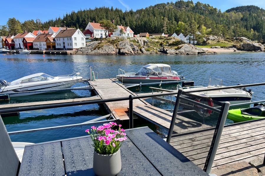 Blick auf den Bootsliegeplatz vor der Terrasse