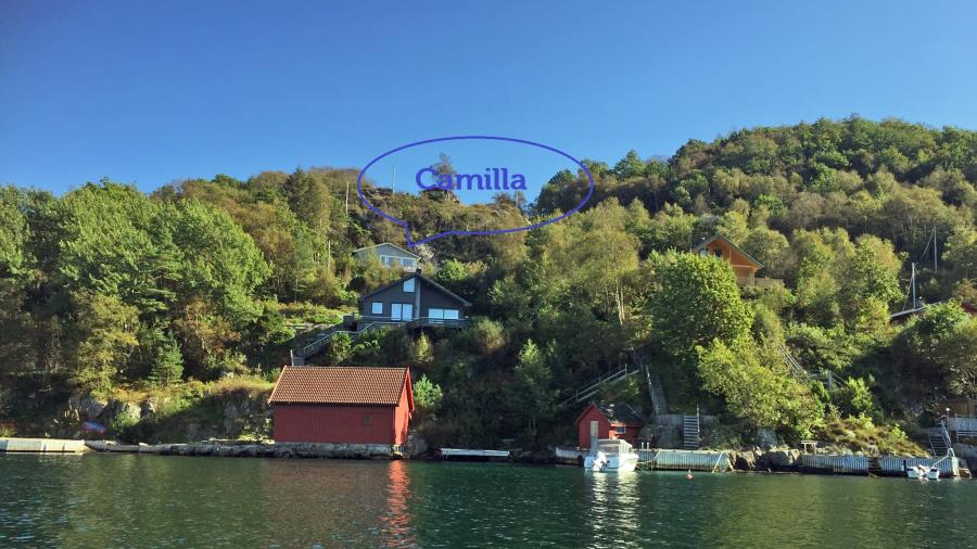 Sicht vom Fjord auf das Ferienhaus Camilla - Rosfjord