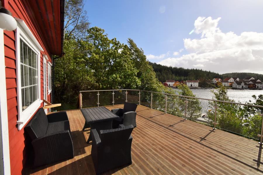 Naversund, die große Terrasse mit Fjordblick