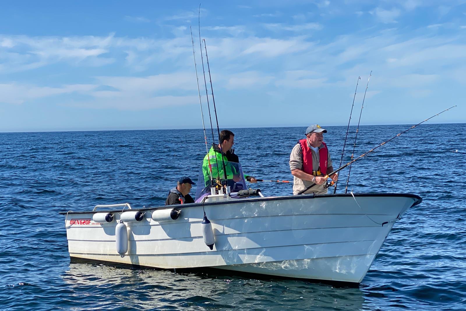 In der Saison gehört Boot Oien 620, 70 PS zur Fewo