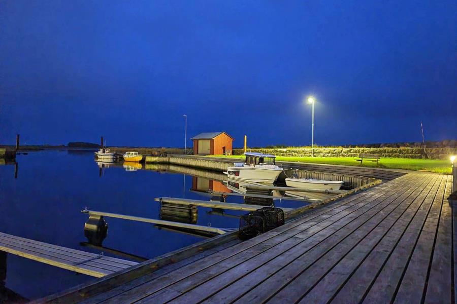 hinterm Haus der Hafen mit neuem Filetierhaus